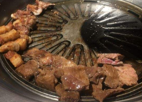 炉子旁烤肉