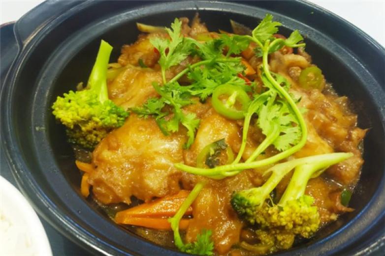巧仙婆砂锅焖鱼饭快餐加盟