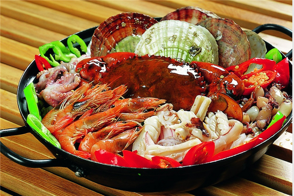 海鲜火锅是备受大众喜爱的餐品