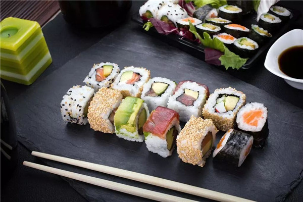 旋转寿司是热门的美食