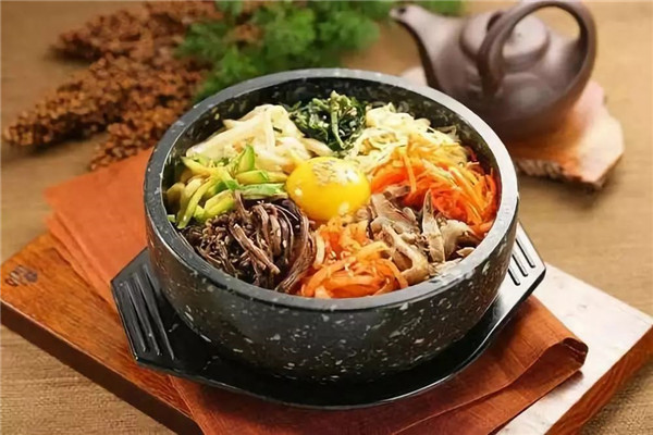 韩国石锅拌饭的味道可口