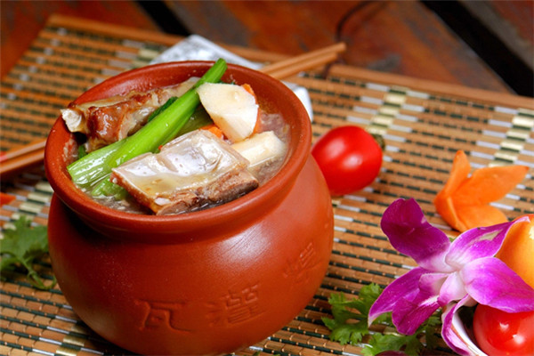 瓦罐煨汤中含有多种营养食材