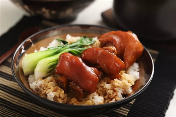 隆江猪脚饭在市场中热销
